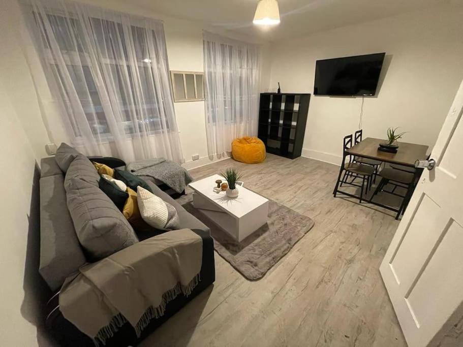 Comfortable 2 Bedroom On Tower Bridge London Bagian luar foto