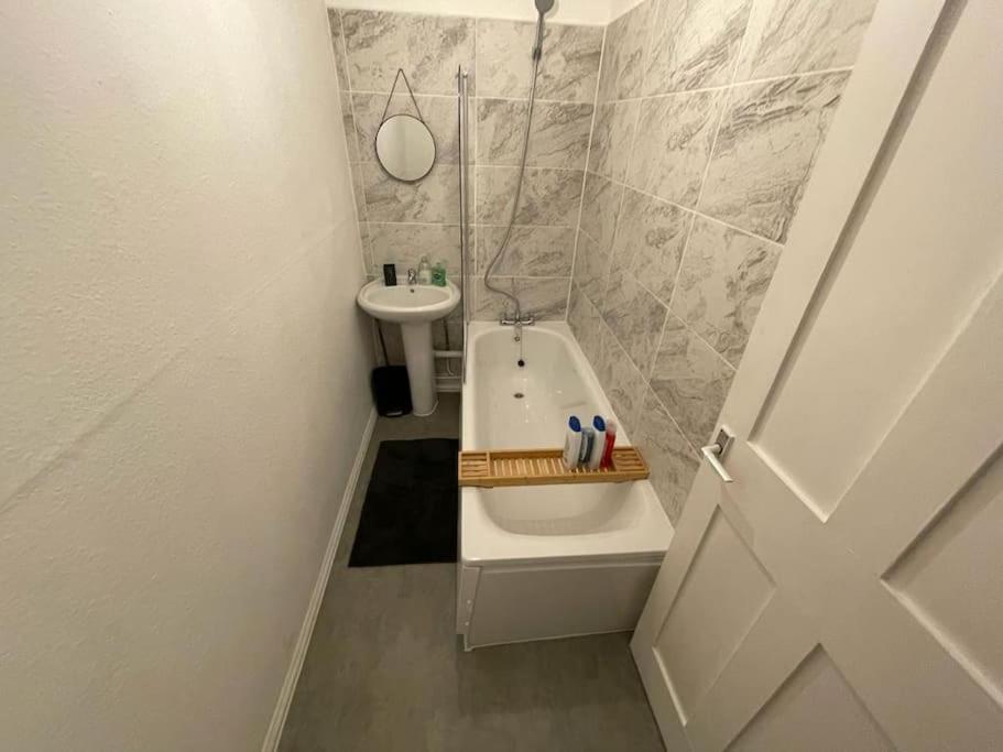 Comfortable 2 Bedroom On Tower Bridge London Bagian luar foto